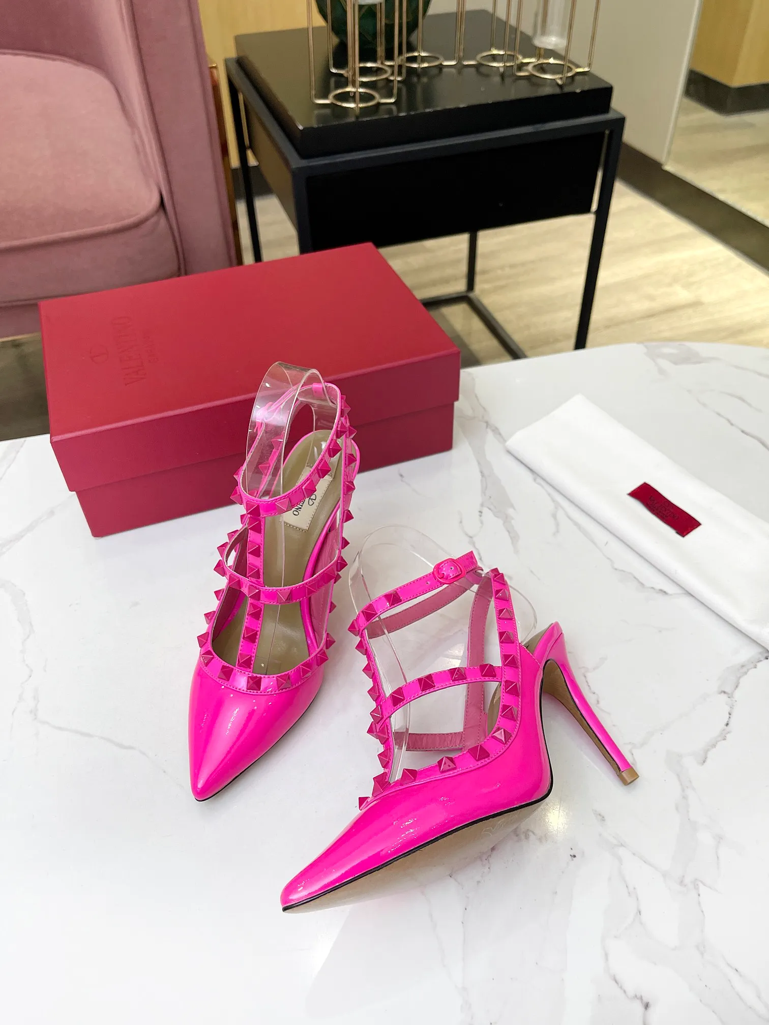 👟👟Ex-factory price 420👟👟 Genuine leather sole +40 Top version 𝑉𝐴𝐿𝐸𝑁𝑇𝐼𝑁𝑂 Valentino spring and summer new style (new color) women's back empty (new generation cow patent leather) sandals The unique [unique V family rivet design] brings out a full sense of high-end, and the new season will live up to expectations! Worth buying★Absolutely high-grade❥Original method, Absolutely sensual❥Elegant style, creating a different feeling, simple and elegant style!  Code number: 35-41 (34-42 is customized and non-returnable) Inner lining: Inner sheepskin Heel height: 9.5cm (two-ring strap) 6.5cm (three-ring strap) Leather outsole Rubber outsole